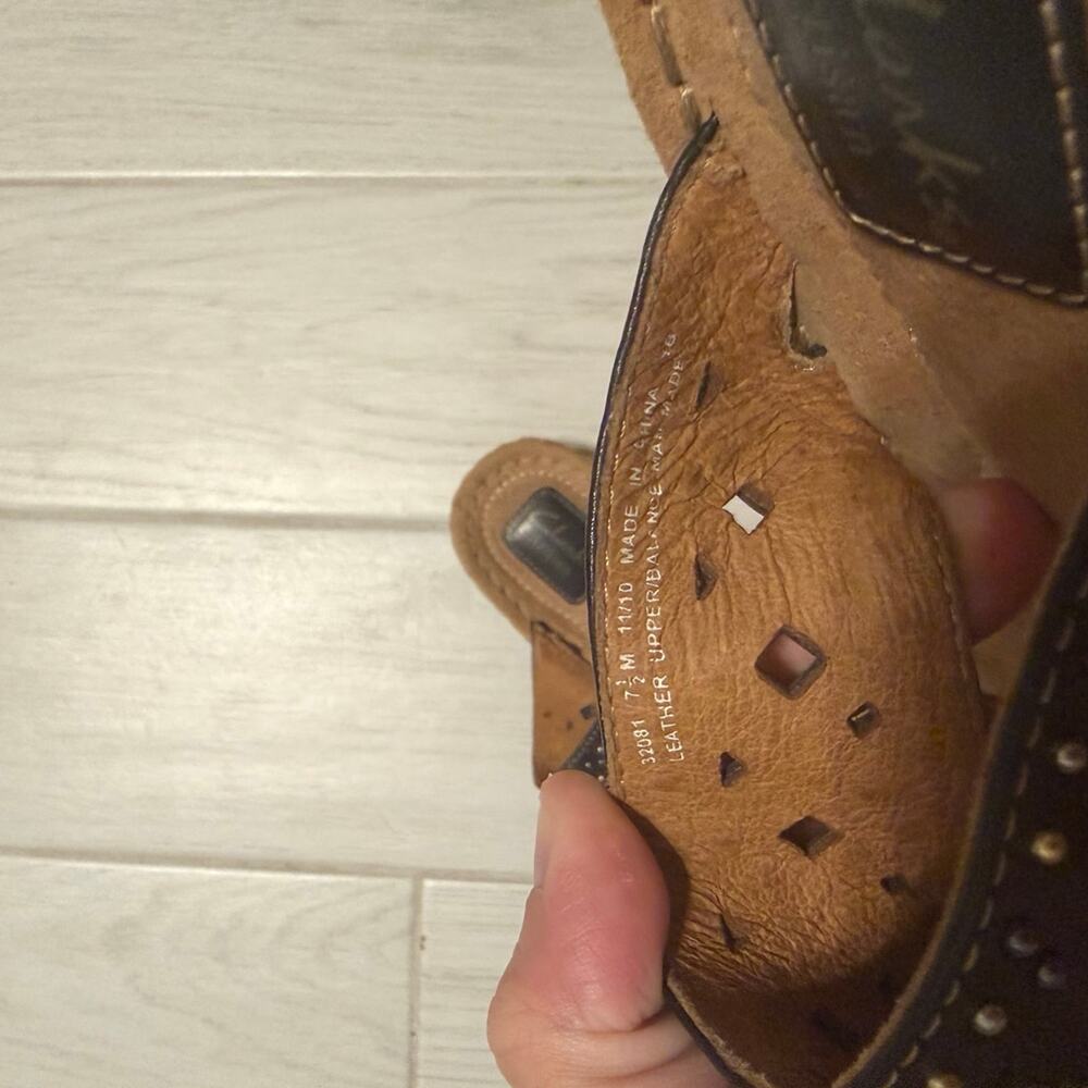 Clarks Artisan Black Studded Leather Thong Sandals Women’s Size 7.5 M Comfort - Picture 4 of 4